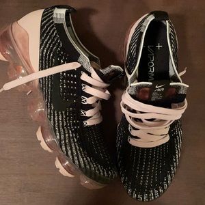 Nike Air Vapormax Flyknit 3 Women's Shoe	
size 7.5